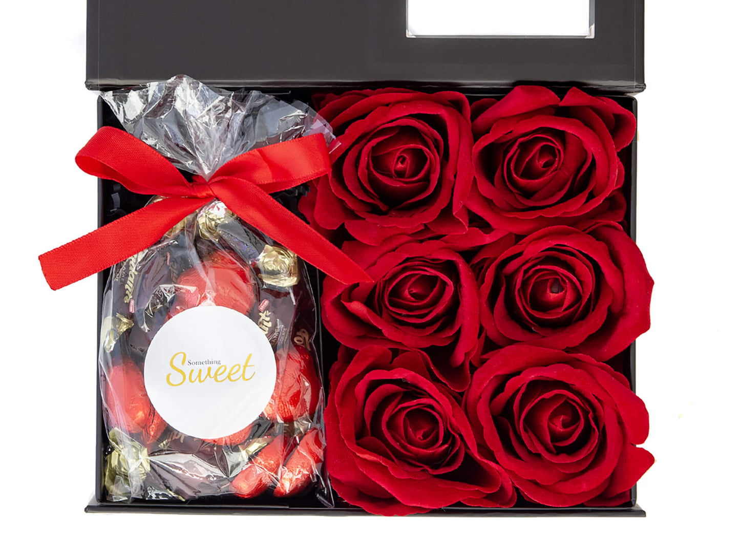 Sjokolader og røde roser i en fin gaveeske. Super gave å gi til Valentine eller et jubileum.