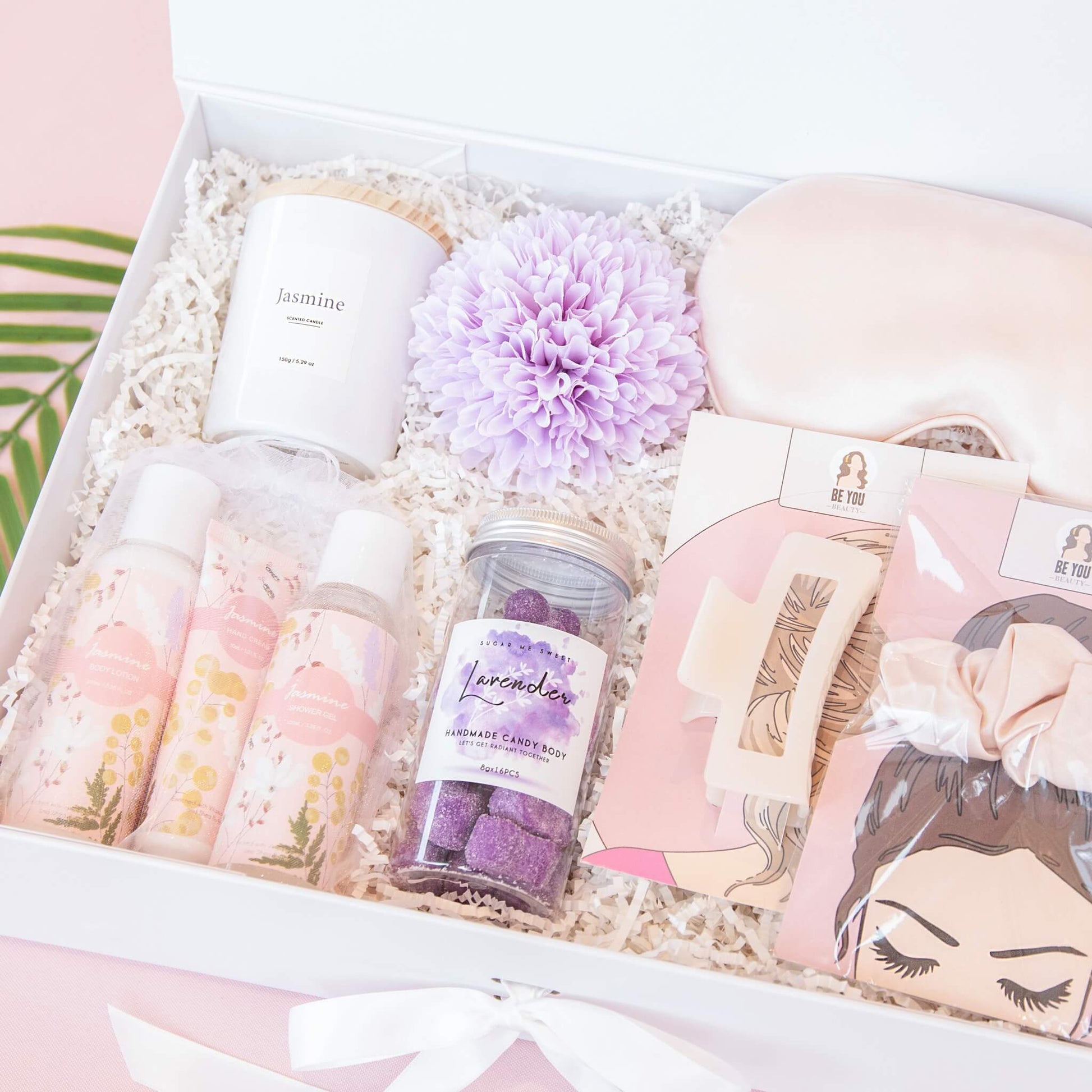 Eksklusiv gaveeske med duftlys med jasminlukt, badesett, sovemaske og diverse andre produkter.