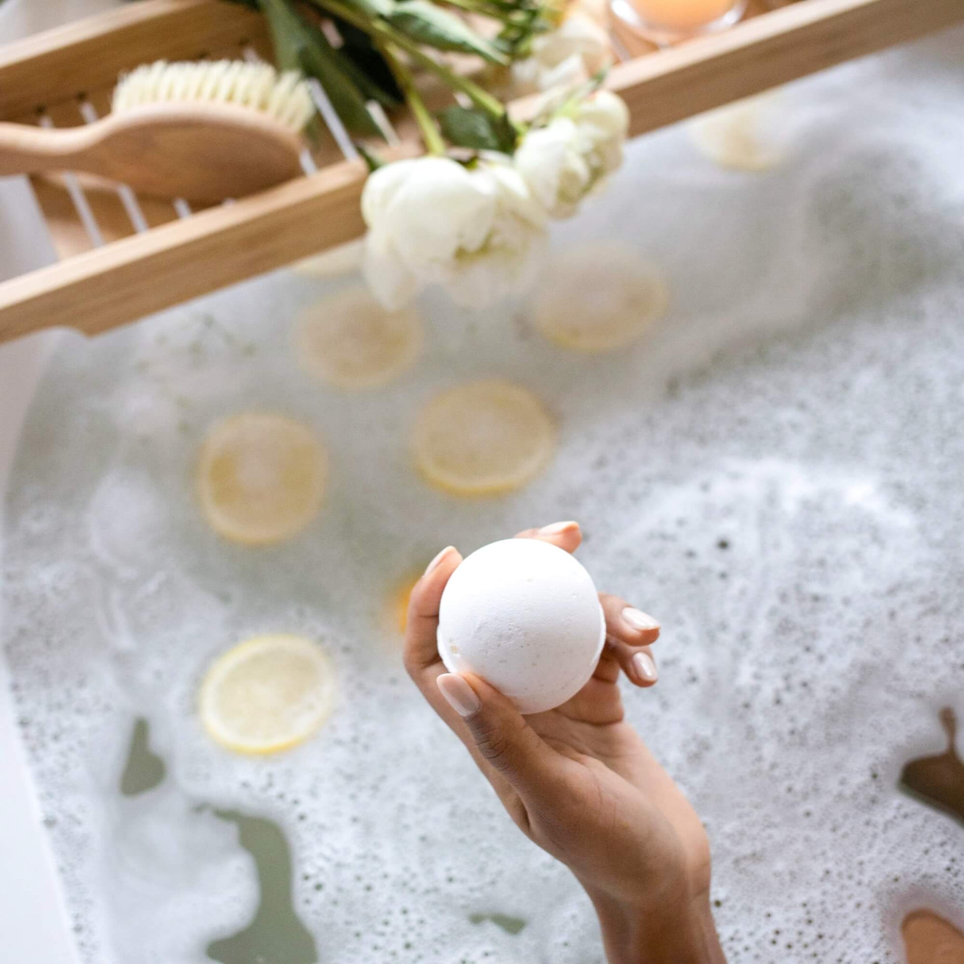 Badebombe som blir brukt til å skape en avslappende stund i badekaret.