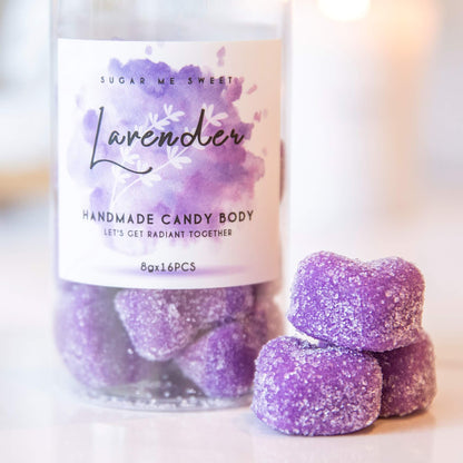 Håndlaget lavendel kroppsskrubb i lilla biter