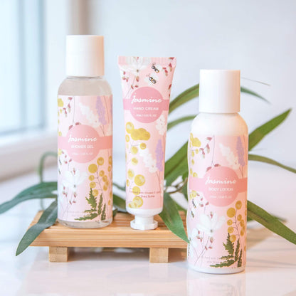 Jasmine badesett med dusjgelé, håndkrem og bodylotion på trebrett