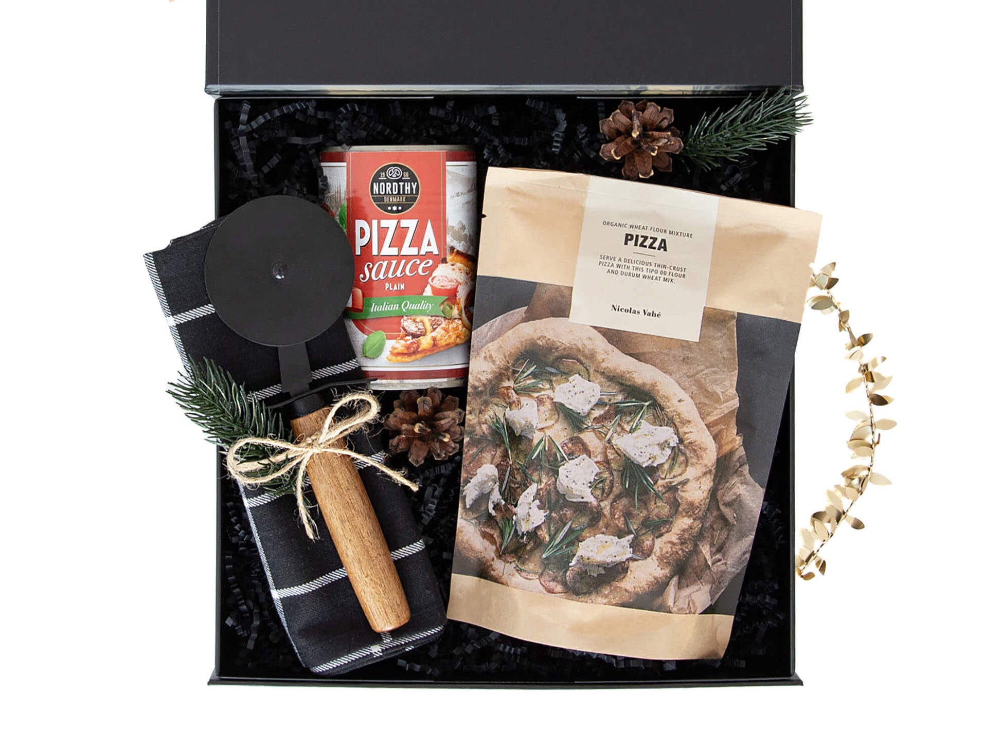 Svart gaveeske med pizza elementer. Dekorert med juledekor