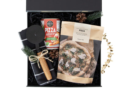 Svart gaveeske med pizza elementer. Dekorert med juledekor