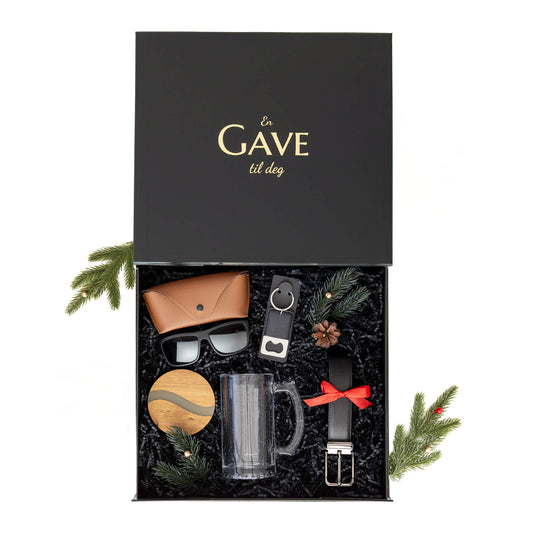 Julegave til han med belte, bordbrikke, nøkkelring, solbriller og ølglass. Alt i en elegant åpen svart gaveeske.