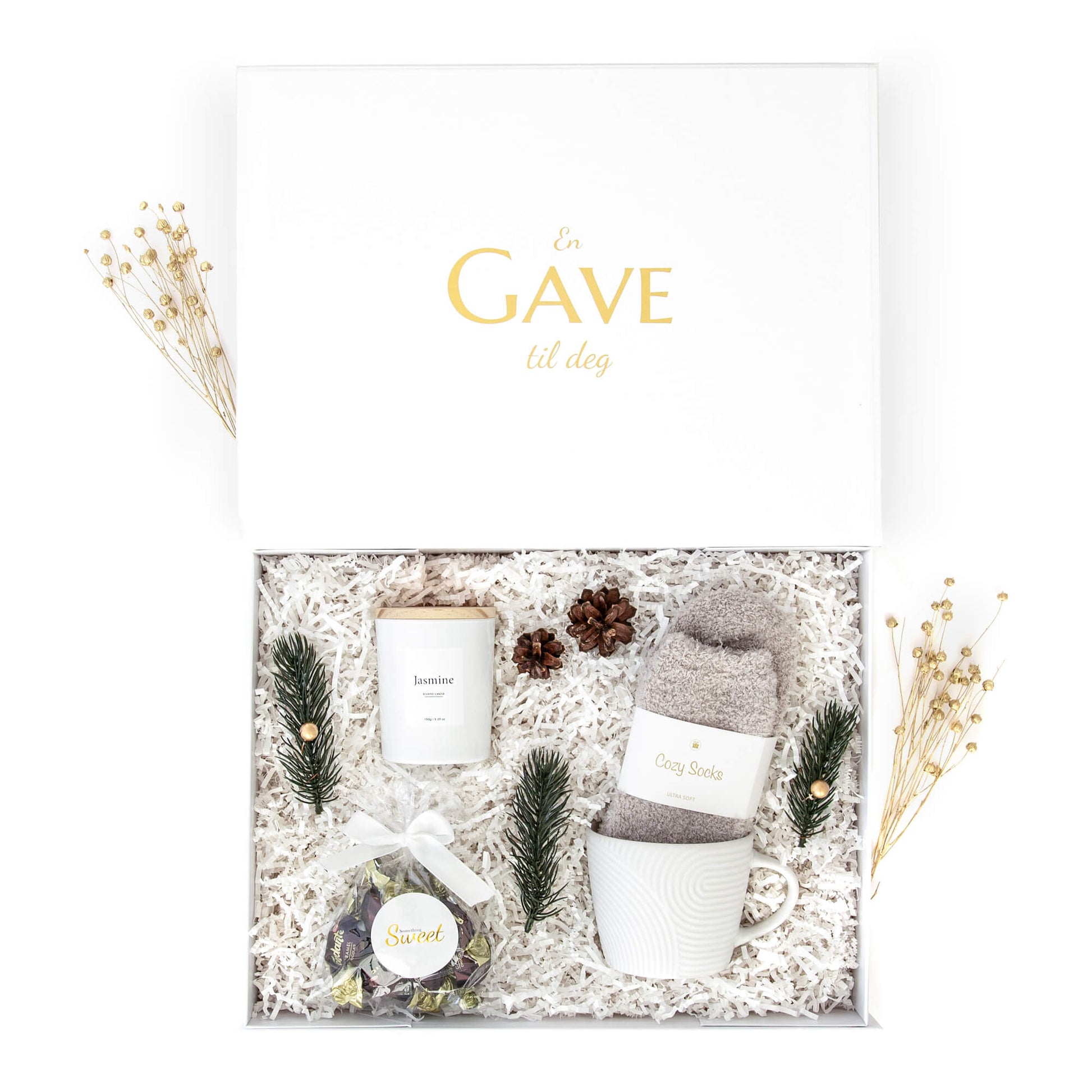 Julegave til henne med duftlys, sokker, kopp og deilige sjokolader. Alt i en elegant åpen hvit gaveeske.