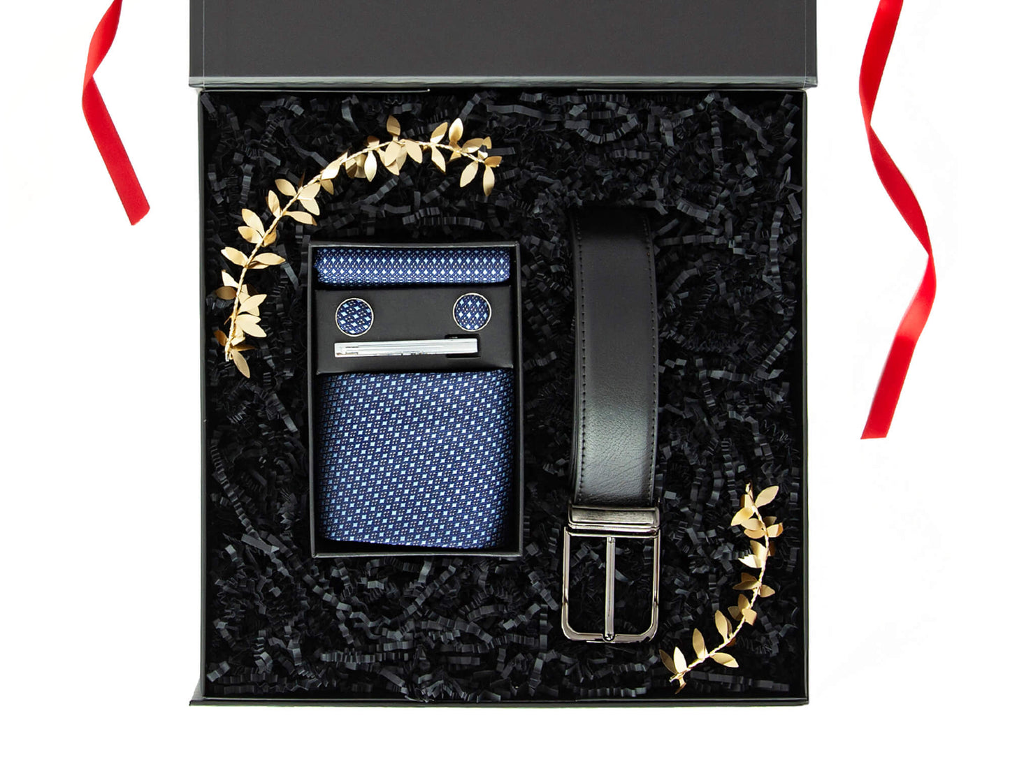Stilren svart gaveeske med belte og slipssett. Perfekt som gave til jul.