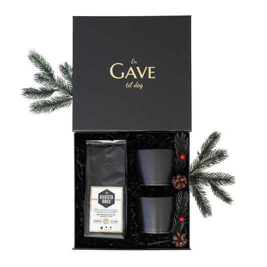 Julegave til han eller henne med kaffe og svarte kopper. Alt i en elegant åpen svart gaveeske.