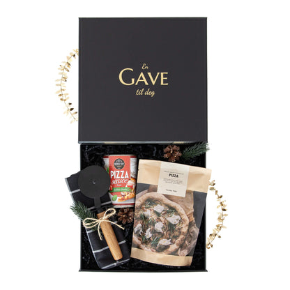 Julegave til han eller henne med pizzamix, pizza skjærer, kjøkkenhåndkle og pizza saus. Alt i en elegant åpen svart gaveeske.