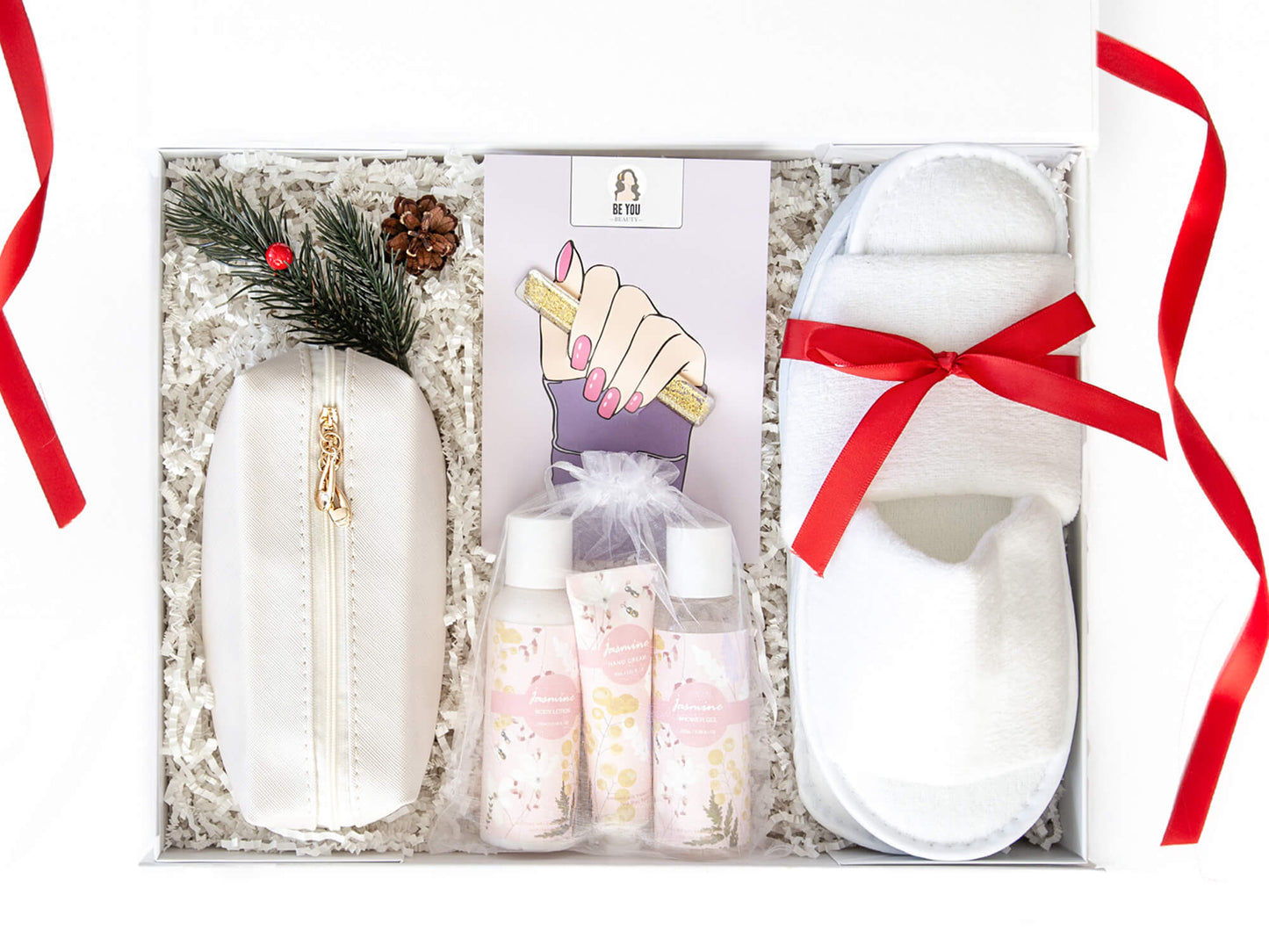 Hvit gaveeske med toalettmappe, dusjsett, negelfil og slippers. Dekorert med juledekor