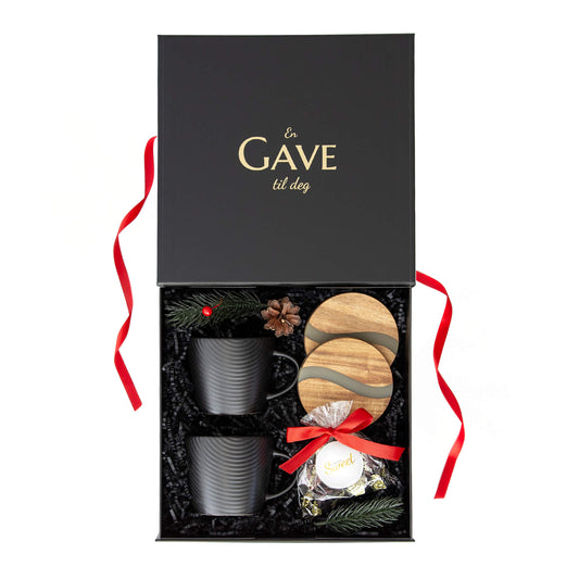 Julegave med svarte kopper, design bordbrikker i akasietre og deilig sjokolade. Passer som julegave til han og henne.