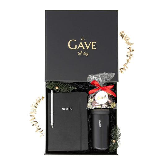 Julegave til han eller henne med notatbok, sjokolader og termokopp. Alt i en elegant åpen svart gaveeske.