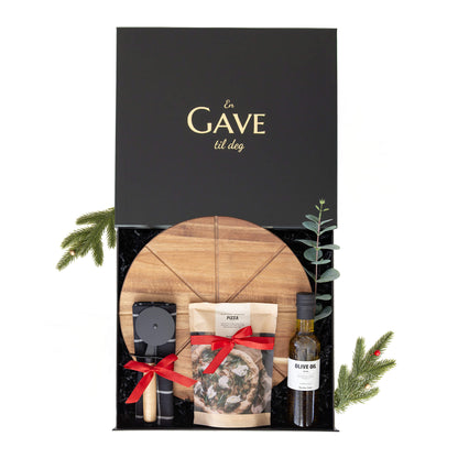 Julegave til han eller henne med pizzabrett, pizza skjærer, olivenolje, kjøkkenhåndkle og pizzamix. Alt i en elegant åpen svart gaveeske.