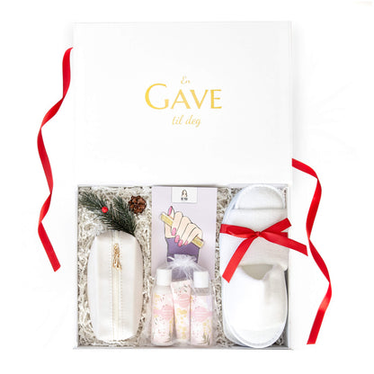 Julegave til henne med badesett, toalettmappe, negelfil og slippers. Alt i en elegant åpen hvit gaveeske.