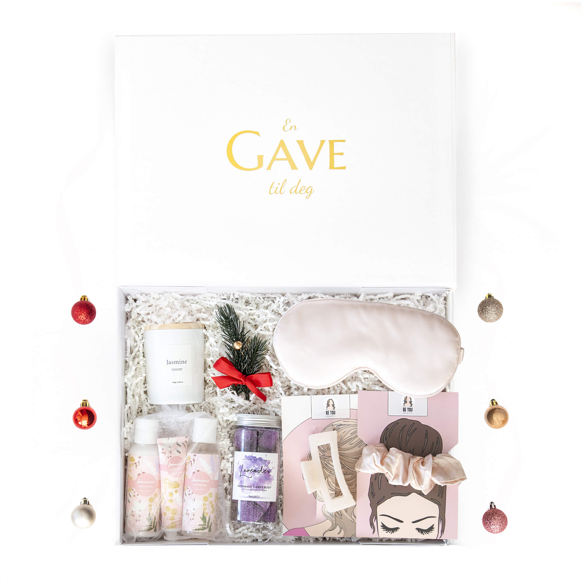 Julegave til henne i hvit gaveeske. inneholder duftlys, sovemaske, strikk, badesett og bodyscrub. Ultimate spa day.