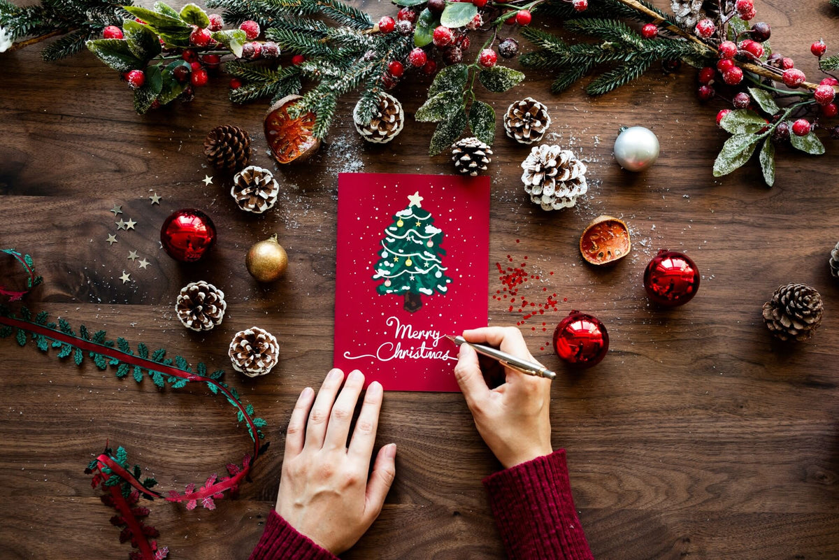 Skriver en personlig julehilsen til julegaven