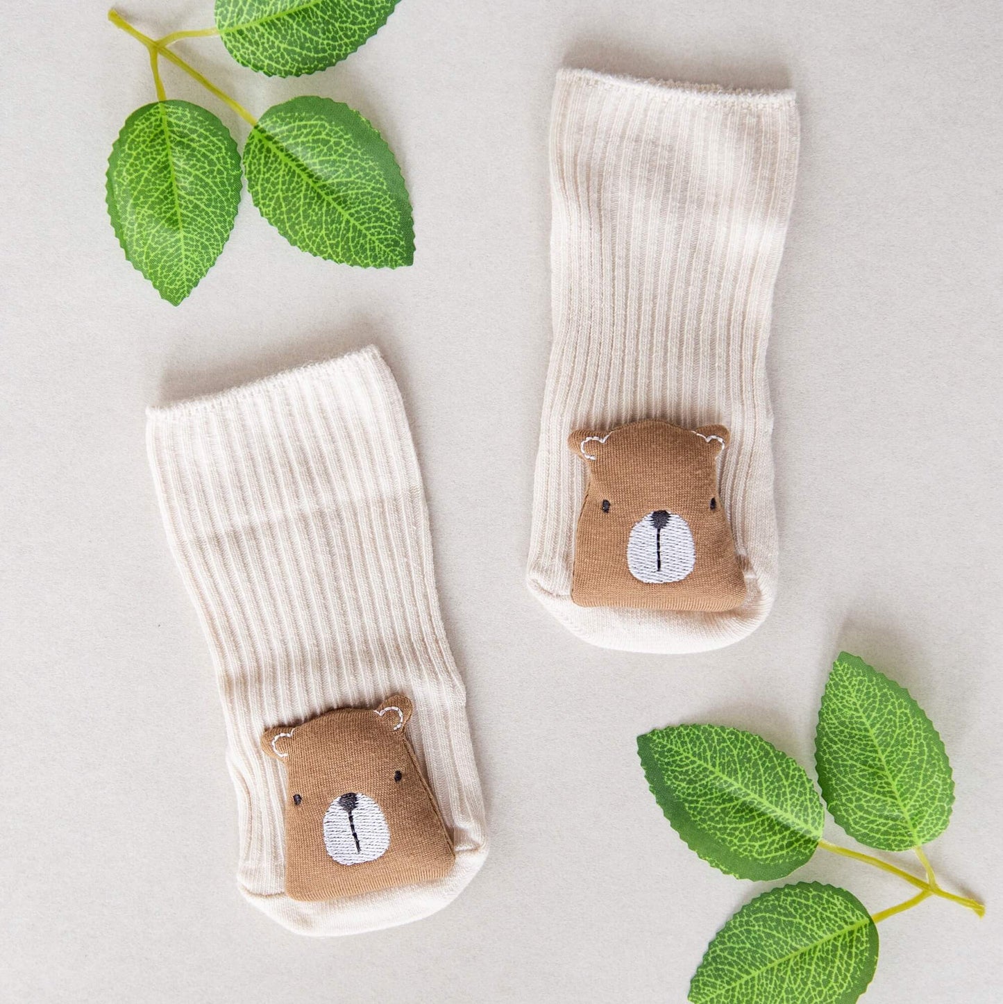 Fine sokker med en bjørn som stikker ut av sokkene.