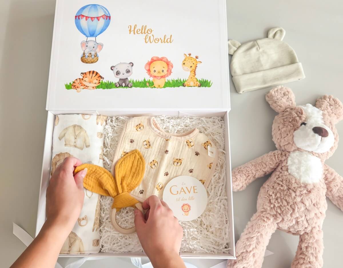 Gaveeske til baby med smekke, biteleke, babyteppe, bamse og lue – en koselig gave til nyfødt eller babyshower