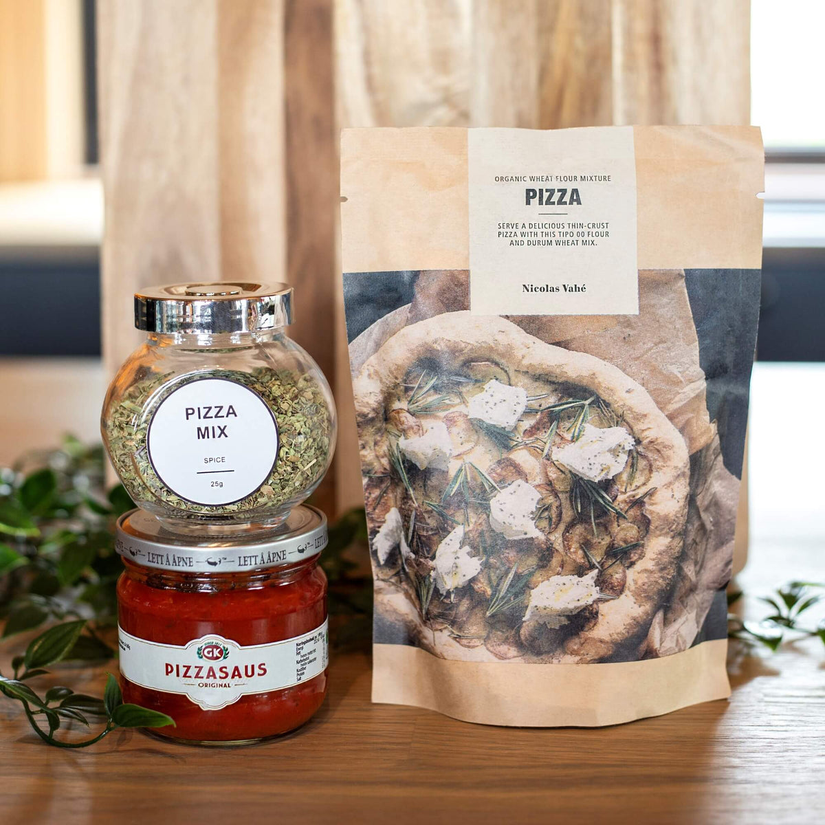 Pizzamel fra Nicolas Vahé med pizzasaus og pizzakrydder