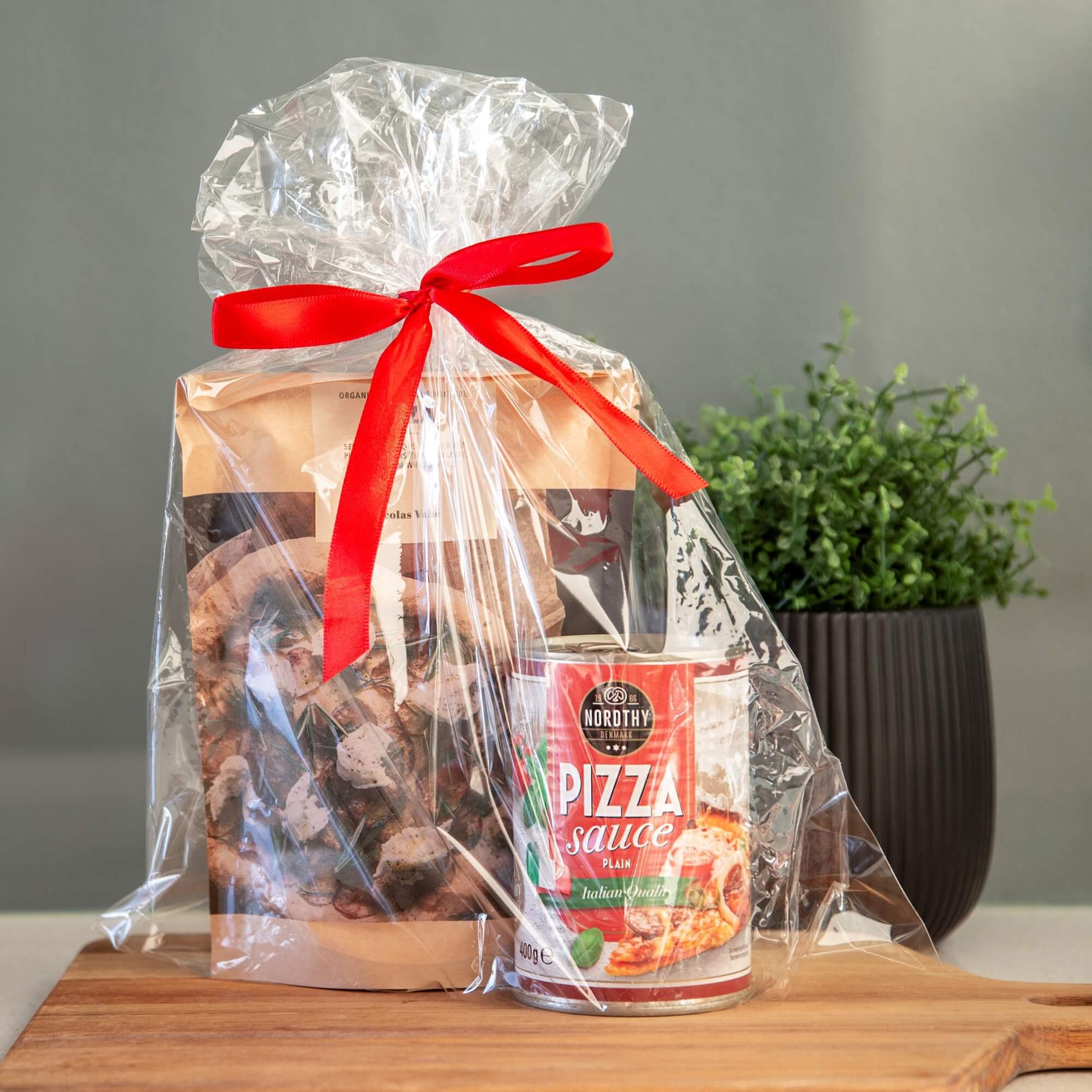 Gavesett i cellofan med rød sløyfe med pizzamix fra Nicolas Vahé og pizzasuas fra Nordthy.