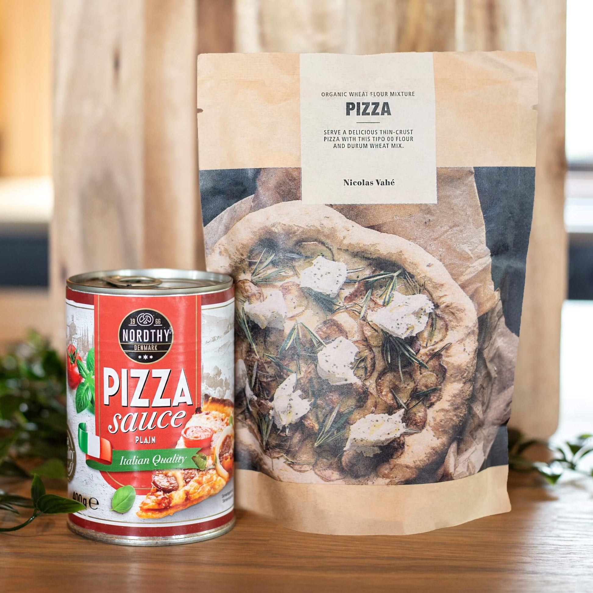 Pizzamel fra Nicolas Vahé med pizzasaus på boks