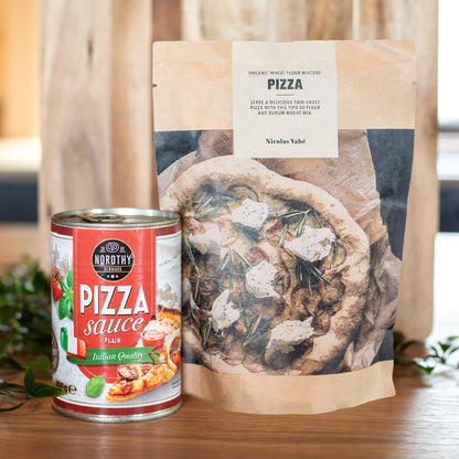 Pizzamel fra Nicolas Vahé med pizzasaus på boks