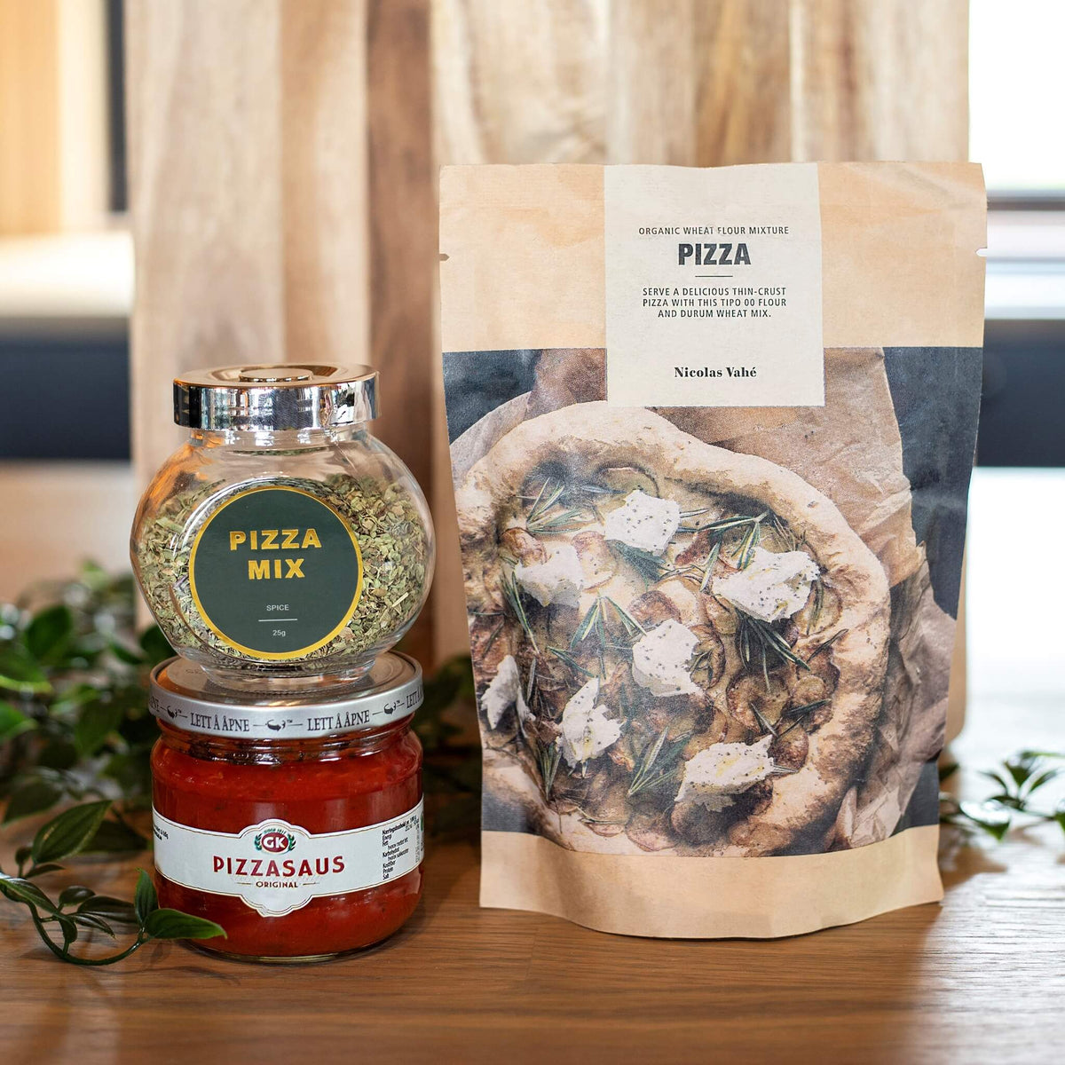 Pizzamel fra Nicolas Vahé med pizzasaus og pizzakrydder
