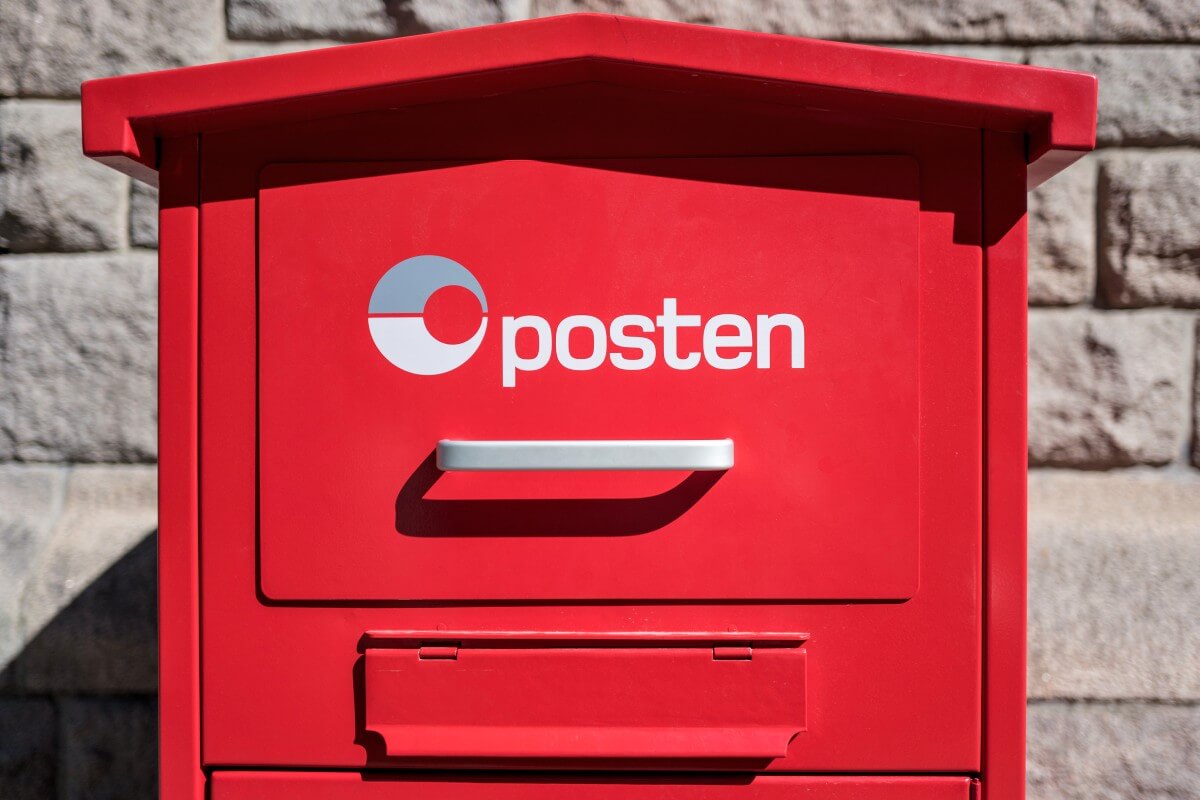 Postens røde postkasse, symbol på frakt og levering i Norge.