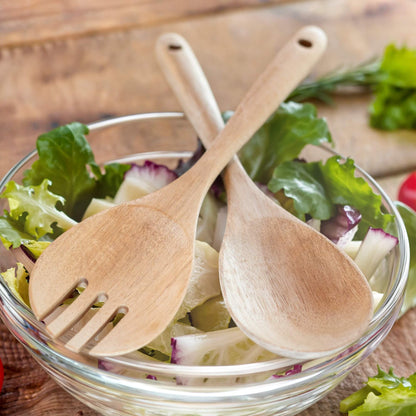 Salatbestikk i akasietre med skje og gaffel i en salatbolle
