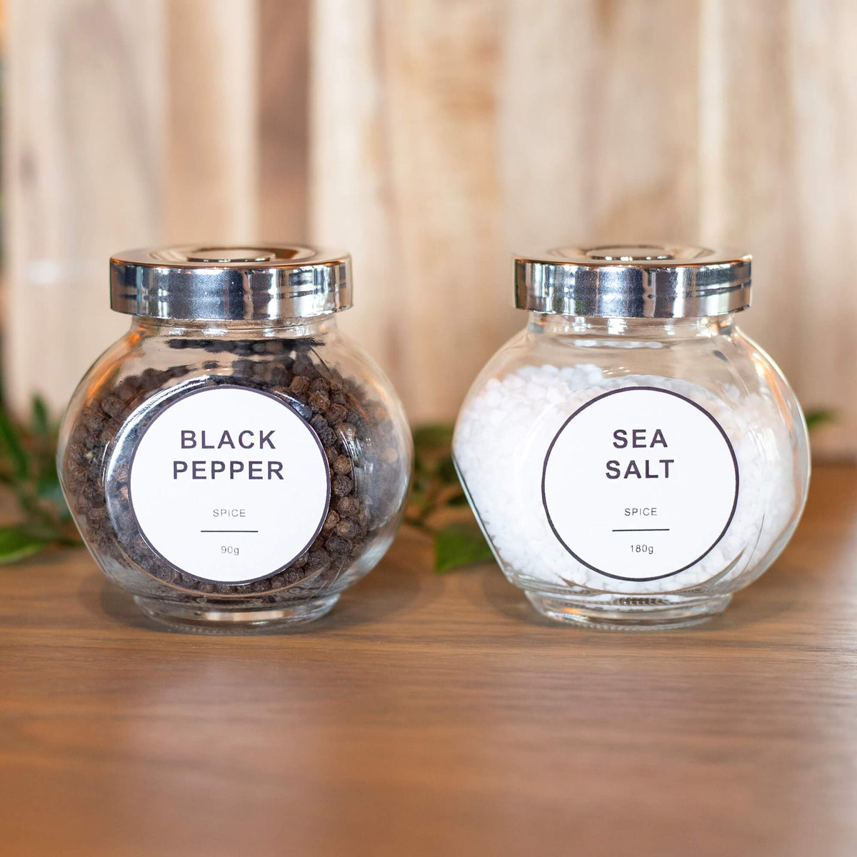 Glasskrukker med sort pepper og havsalt
