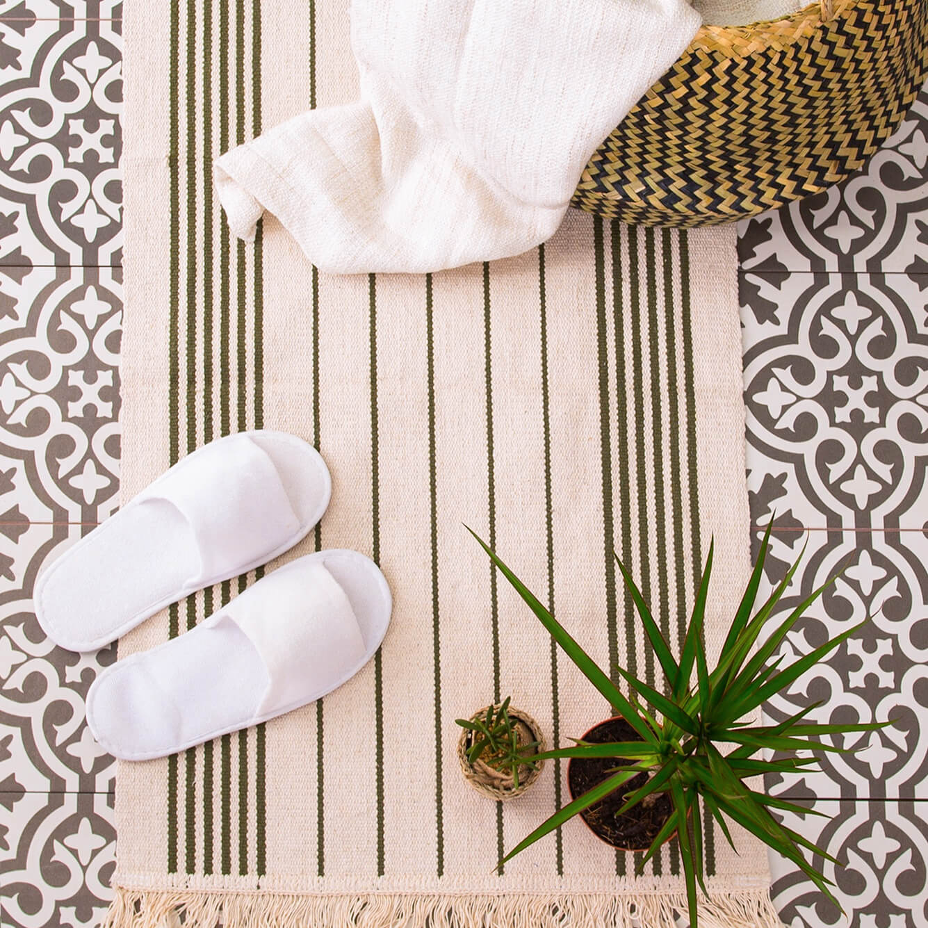 Plush slippers som står klar til en spa opplevelse hjemme.