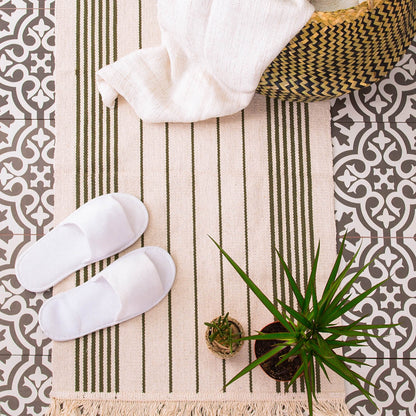 Plush slippers som står klar til en spa opplevelse hjemme.