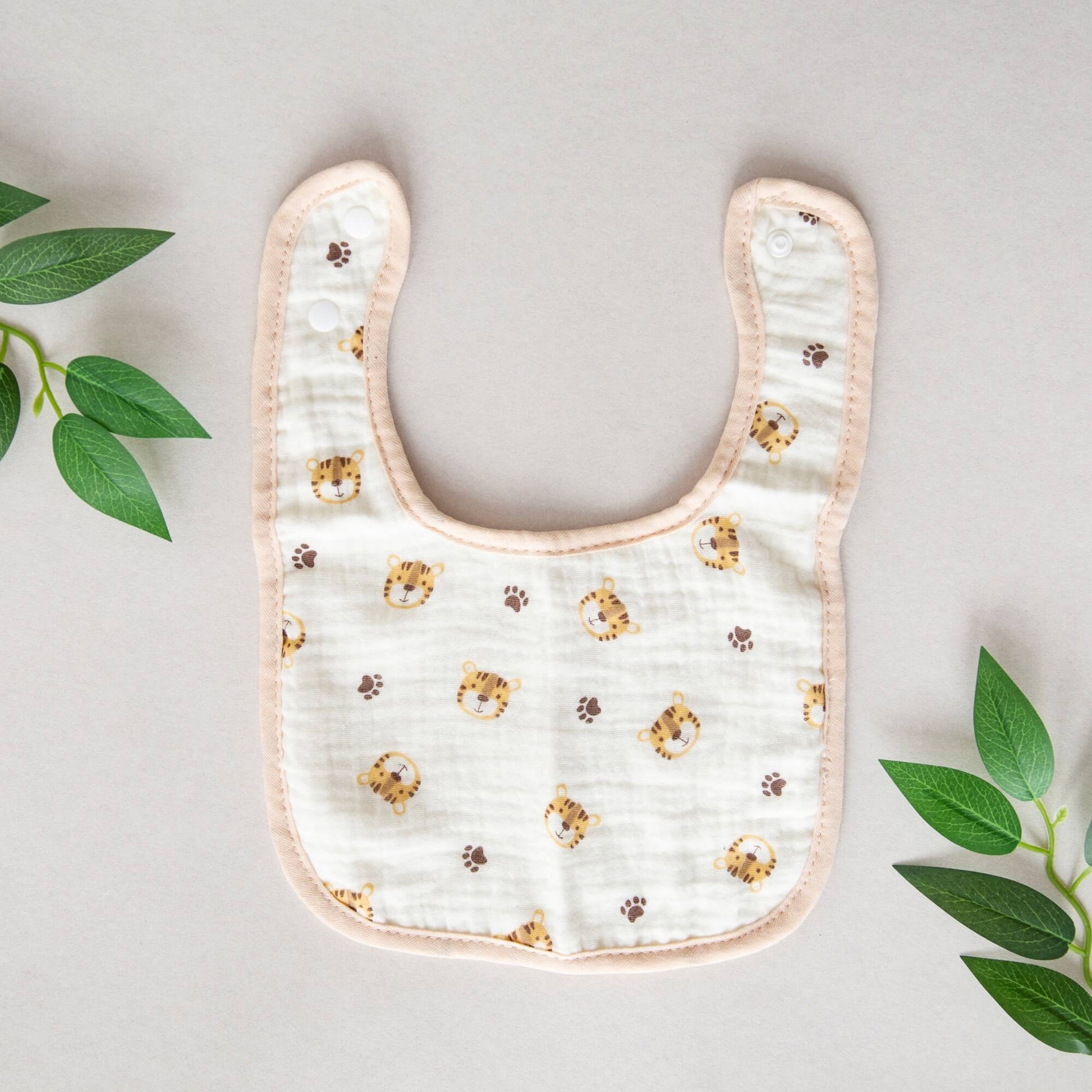 Babysmekke med tigermotiv.