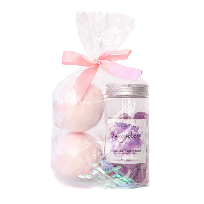 Gave pakket i en cellofanpose med sløyfe. Inneholder to badebomber og bodyscrub.