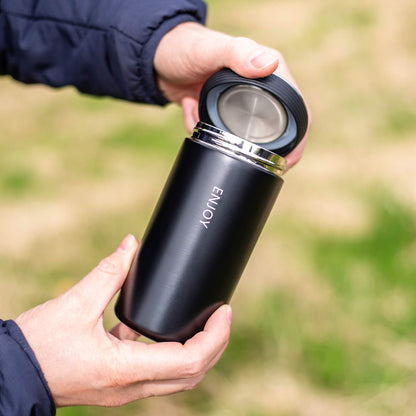 Svart termokopp med skrulokk og teksten ENJOY