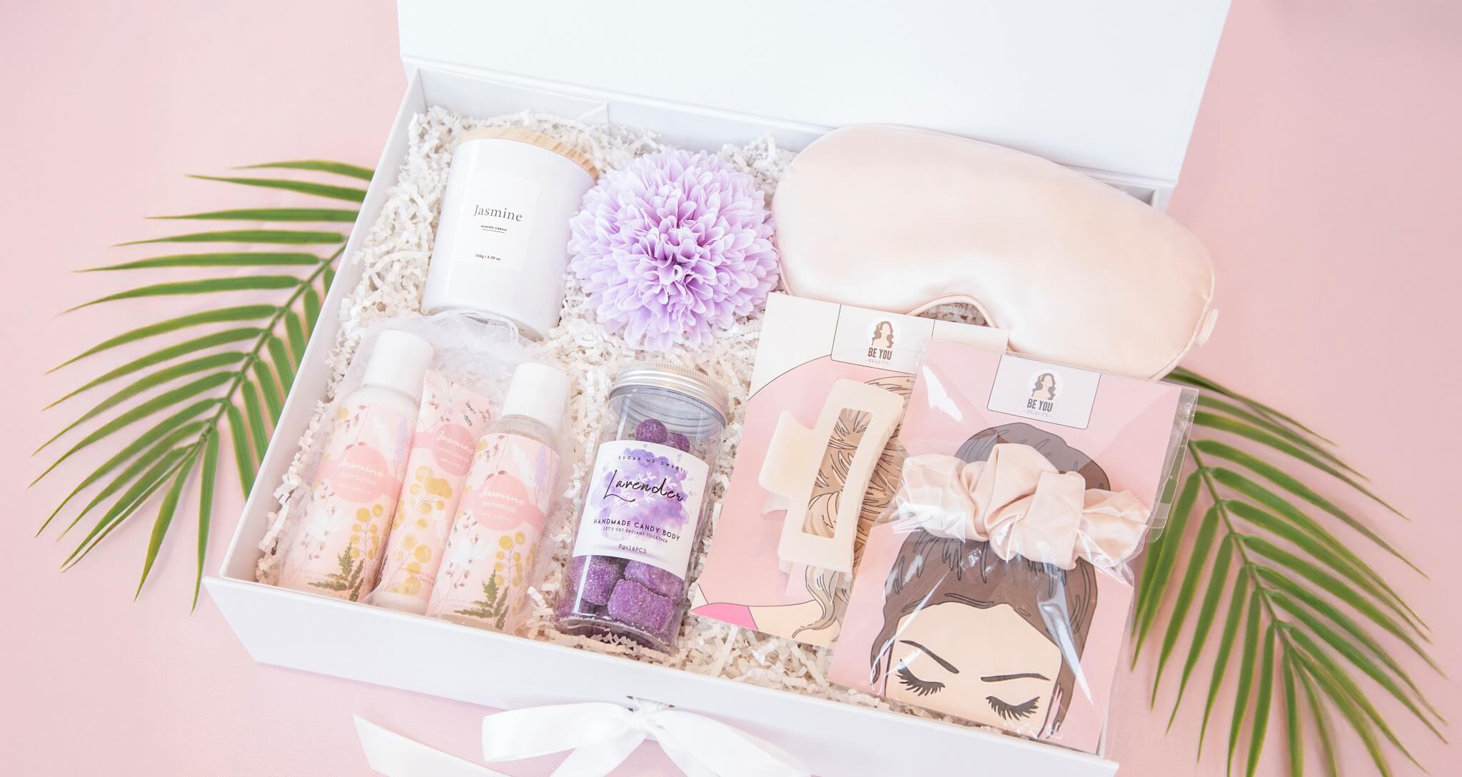 Velværegave fra Boxit – gaveeske med duftlys, lavendel, hårstrikk og spa-produkter